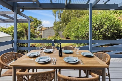 Seednest Blue Lake King Bed & BBQ Backyard