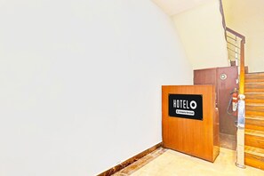 House | Reception - Deluxe Hotel O by OYO Sector 45 Manyavar (Chandigarh)