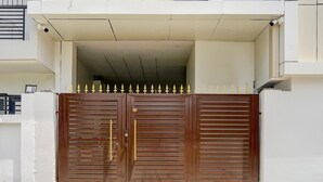 Una entrada protegida por un muro, con dos puertas y un pequeño alero.