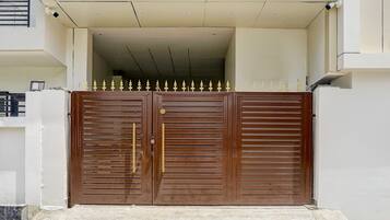 House | Meja sambut tetamu