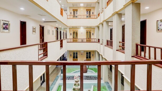 Ein mehrgeschossiges Hotelinneres mit Innenhof, Balkonen und Holzwertung.