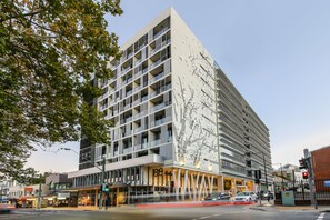 Exterior - lovely 2 bds in heart chatswood free parking (Chatswood)