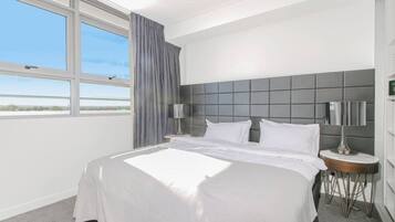 Desk, iron/ironing board, WiFi, bed sheets