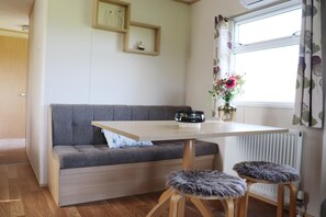 House | Dining - Cozy Chalet With a View Over the Fields (Drachten)