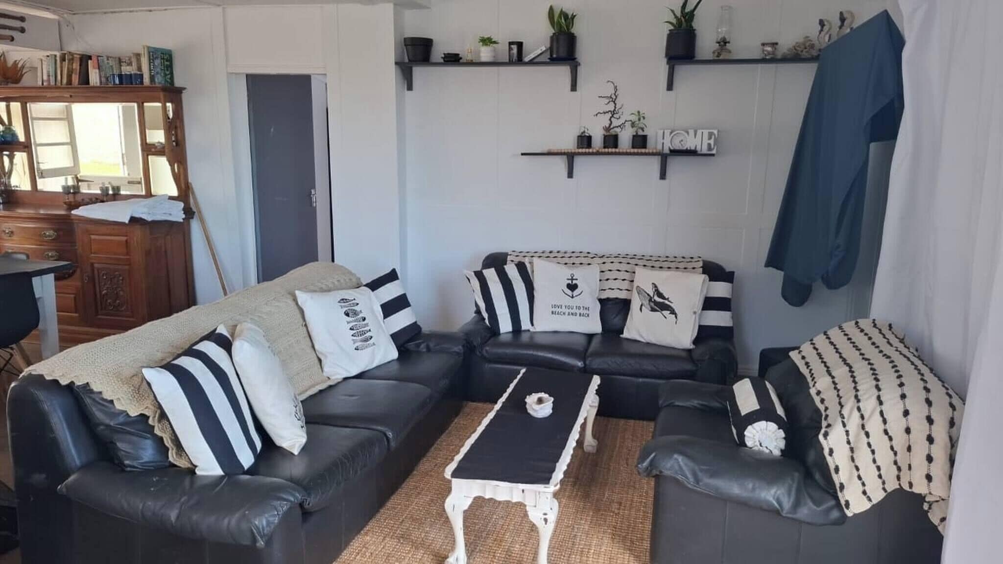 House, 3 Bedrooms, Smoking, Balcony | Living room | Books