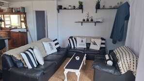 Casa, 3 habitaciones, para fumadores, balcón | Sala de estar | Libros 