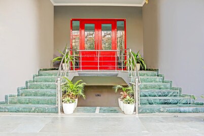 Deluxe Vijay Khand Gomti Nagar