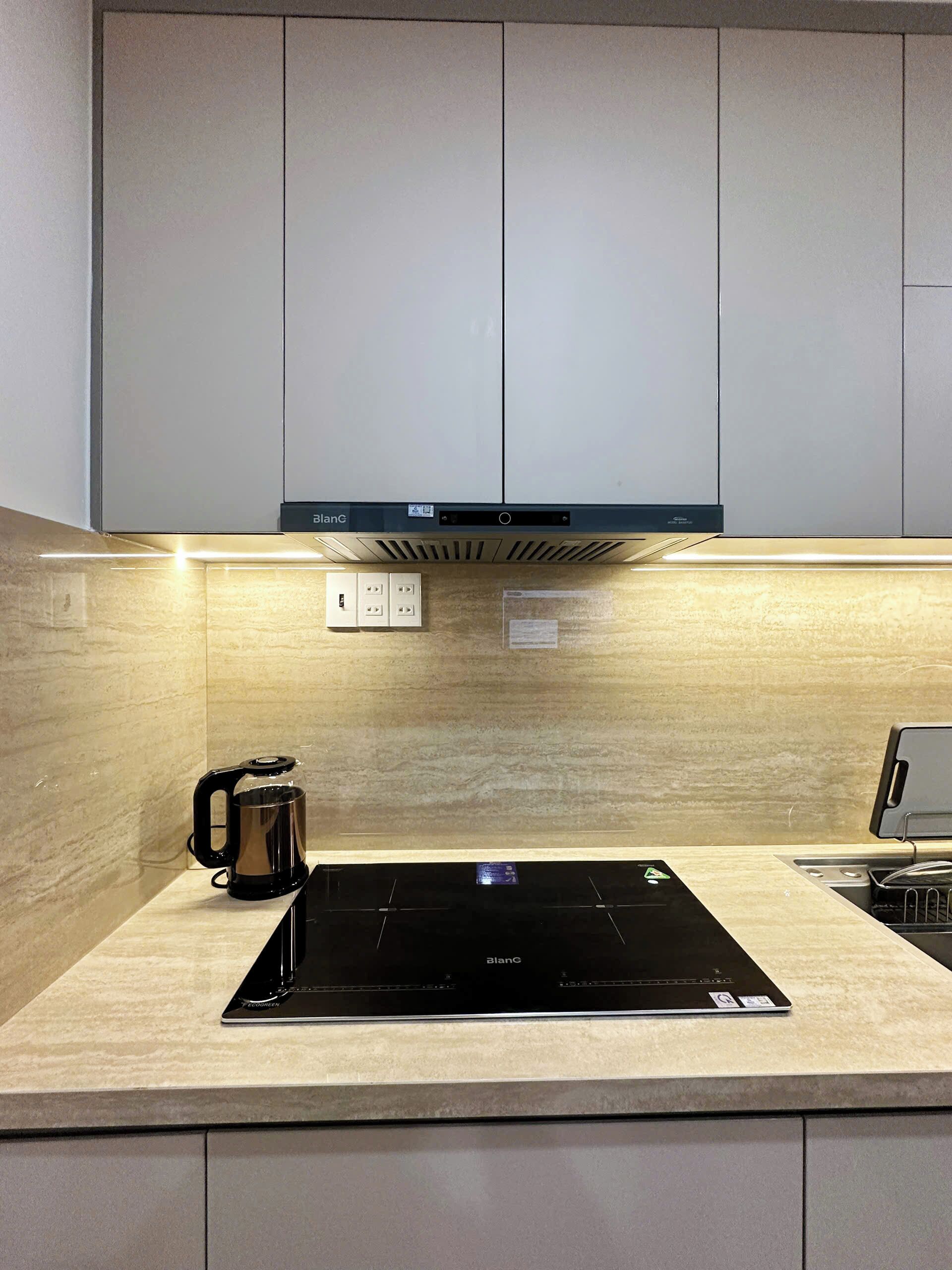 Chambre simple Standard, 1 très grand lit, balcon, vue sur la montagne | Cuisine privée | Réfrigérateur grande capacité avec congélateur, surface de cuisson