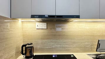 Chambre simple Standard, 1 très grand lit, balcon, vue sur la montagne | Cuisine privée | Réfrigérateur grande capacité avec congélateur, surface de cuisson