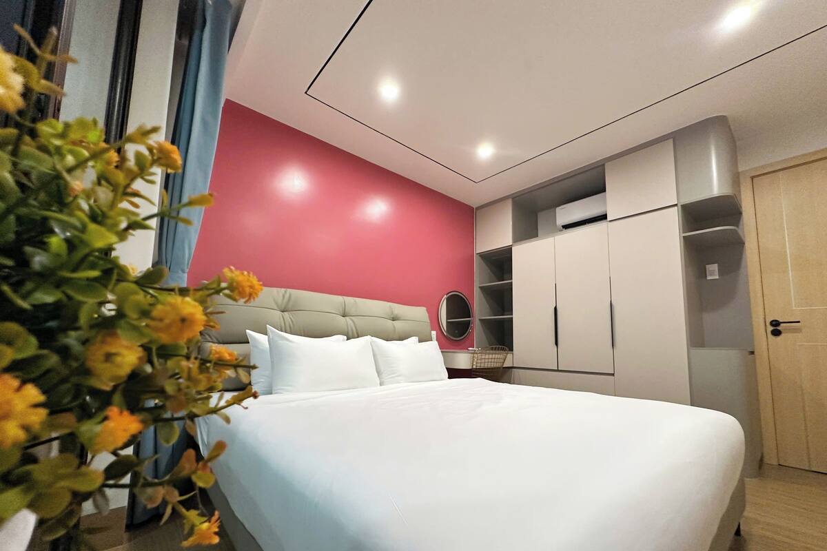 Un dormitorio moderno con una cama, un armario y un espejo.