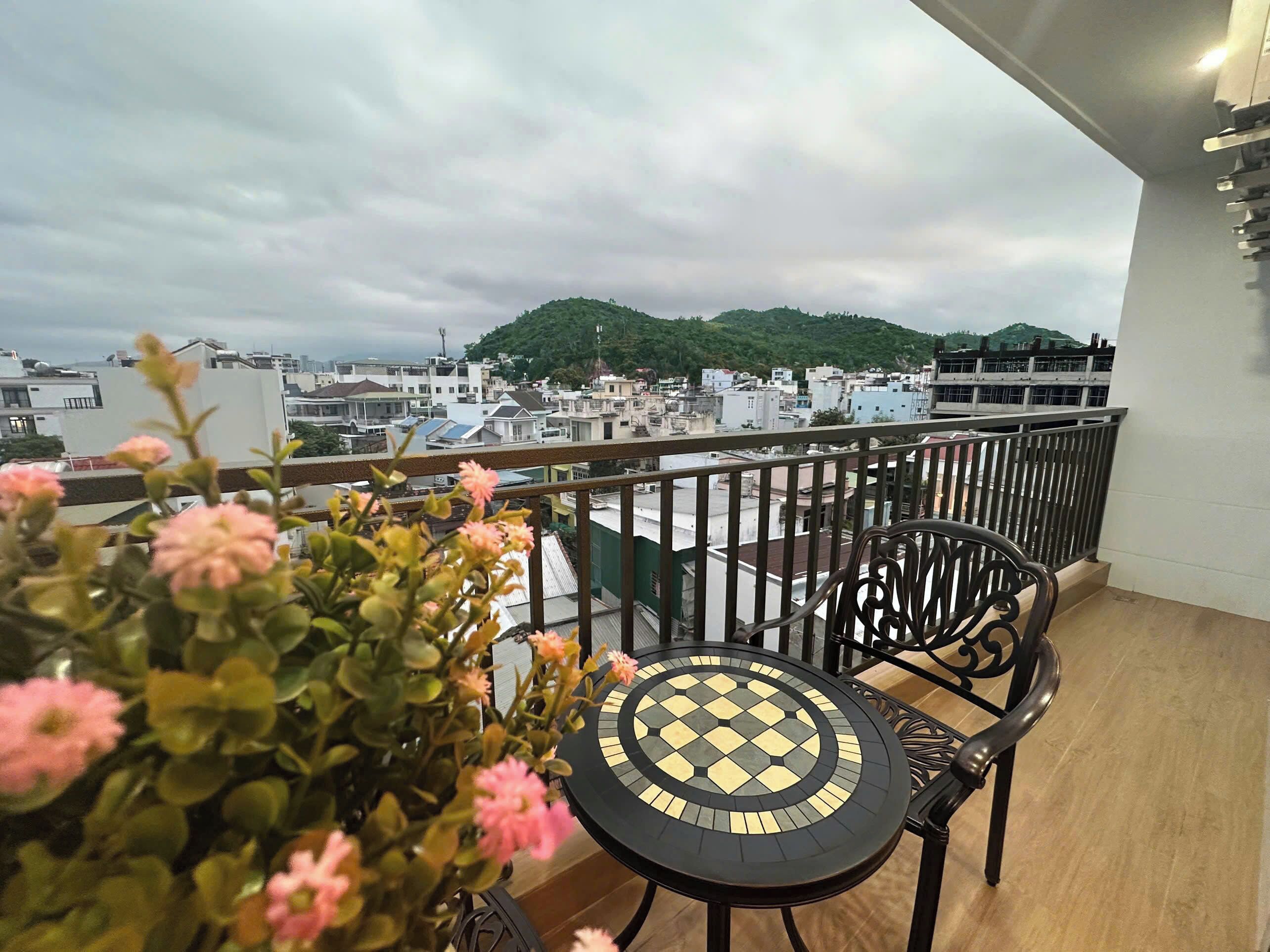 Standard Studio, 1 King Bed, Balcony, Mountain View | Property grounds