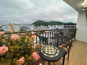 스탠다드 스튜디오, 킹사이즈침대 1개, 발코니, 산 전망 | 숙박 시설 구내
