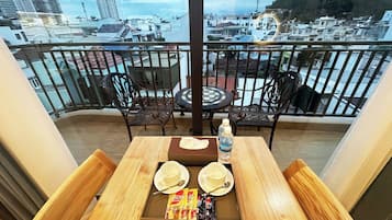 Basic Studio, Balcony, Mountain View | Dining
