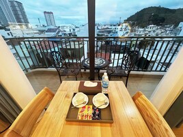 Standard Studio, 1 King Bed, Balcony, Mountain View | Dining