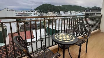 Basic Studio, Balcony, Mountain View | Outdoor dining