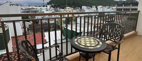 Standard Studio, 1 King Bed, Balcony, Mountain View | Outdoor dining