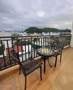 Standaard studio, 1 kingsize bed, balkon, uitzicht op bergen | Buiten dineren