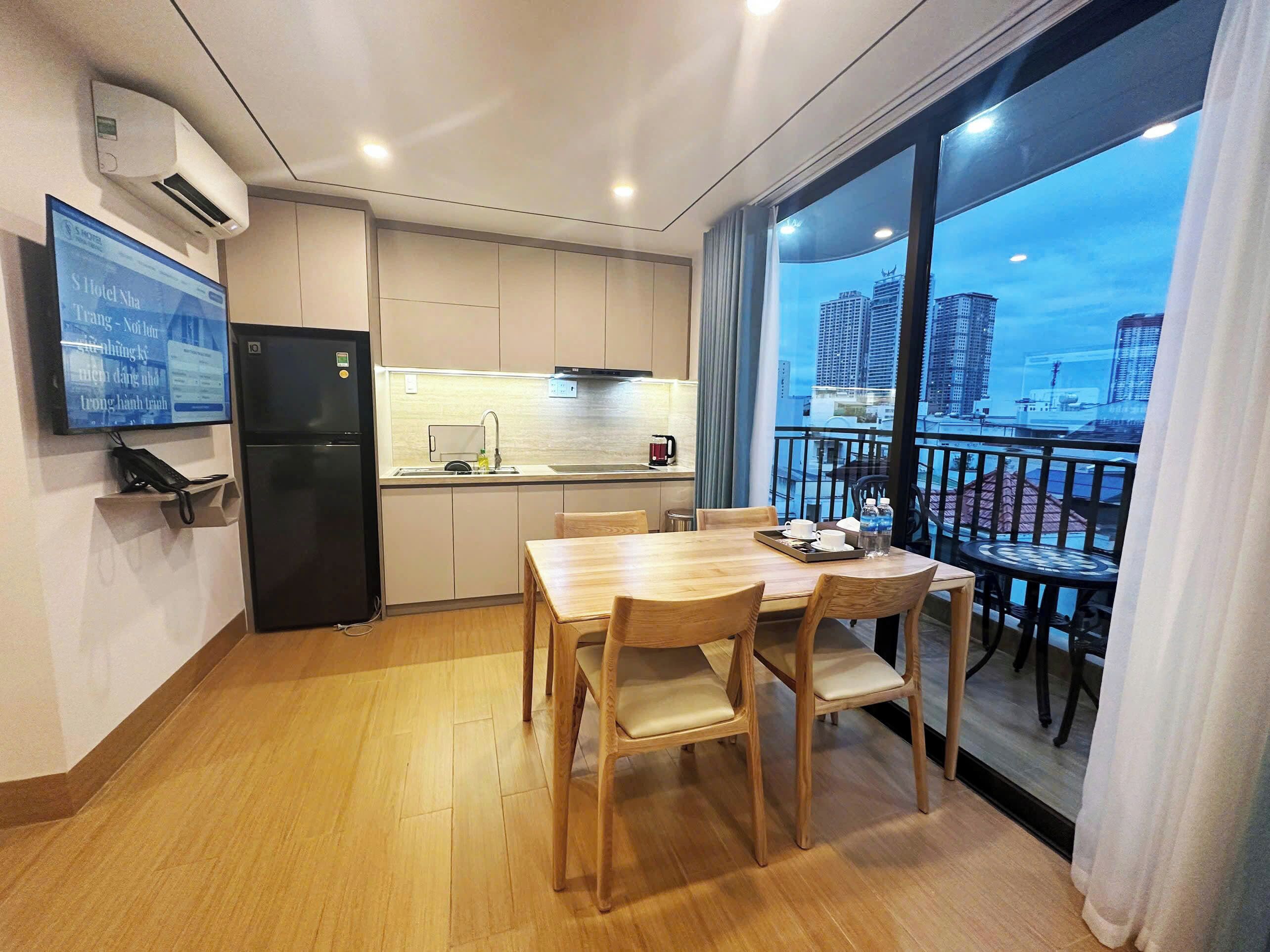 Standaard studio, 1 kingsize bed, balkon, uitzicht op bergen | Dineren