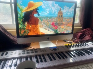 Kamar Double Deluks, pemandangan pantai | Televisi