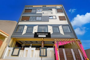 Un immeuble à plusieurs étages sur lequel on peut lire l’inscription « TOWNHOUSE ».