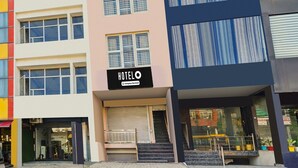 Un hotel de varios pisos con un letrero que dice 'HOTELO'.
