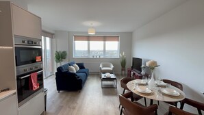 Un appartement moderne comprenant une cuisine, un coin repas et un salon.