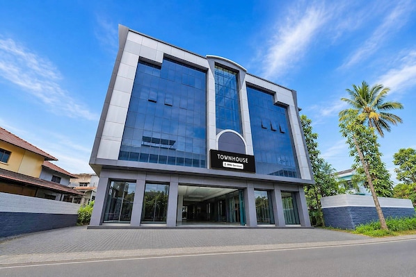 A modern townhouse with a sign indicating it is serviced by OYO. - Classic The Beige Hotel (Kozhenchery)