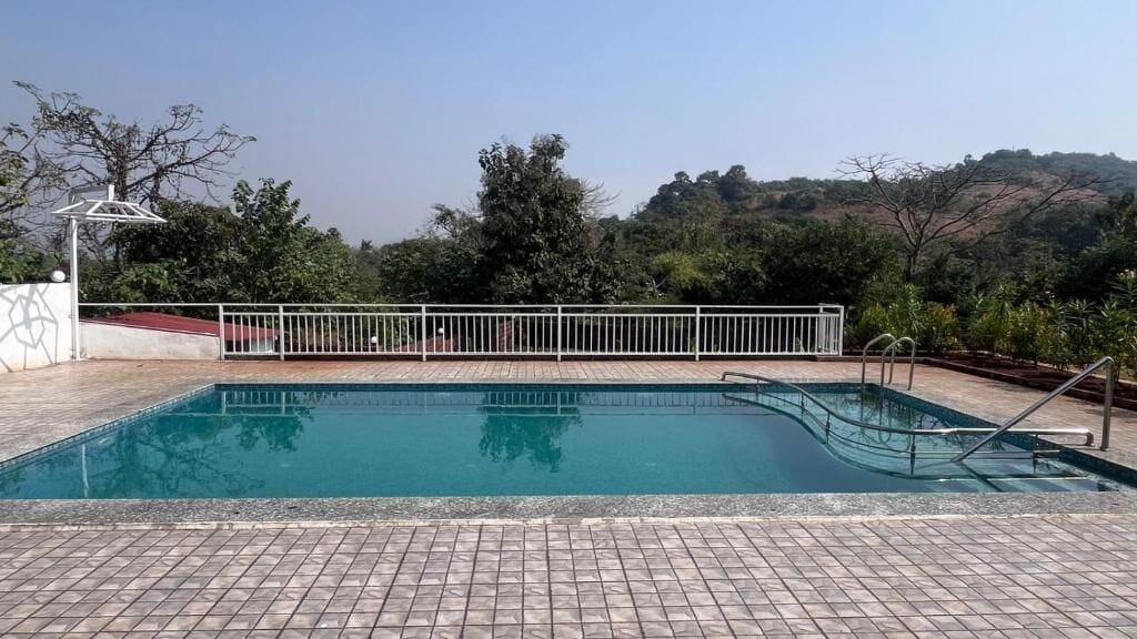 2 indoor pools, 2 outdoor pools