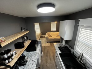 Microondas, horno y placa de cocina