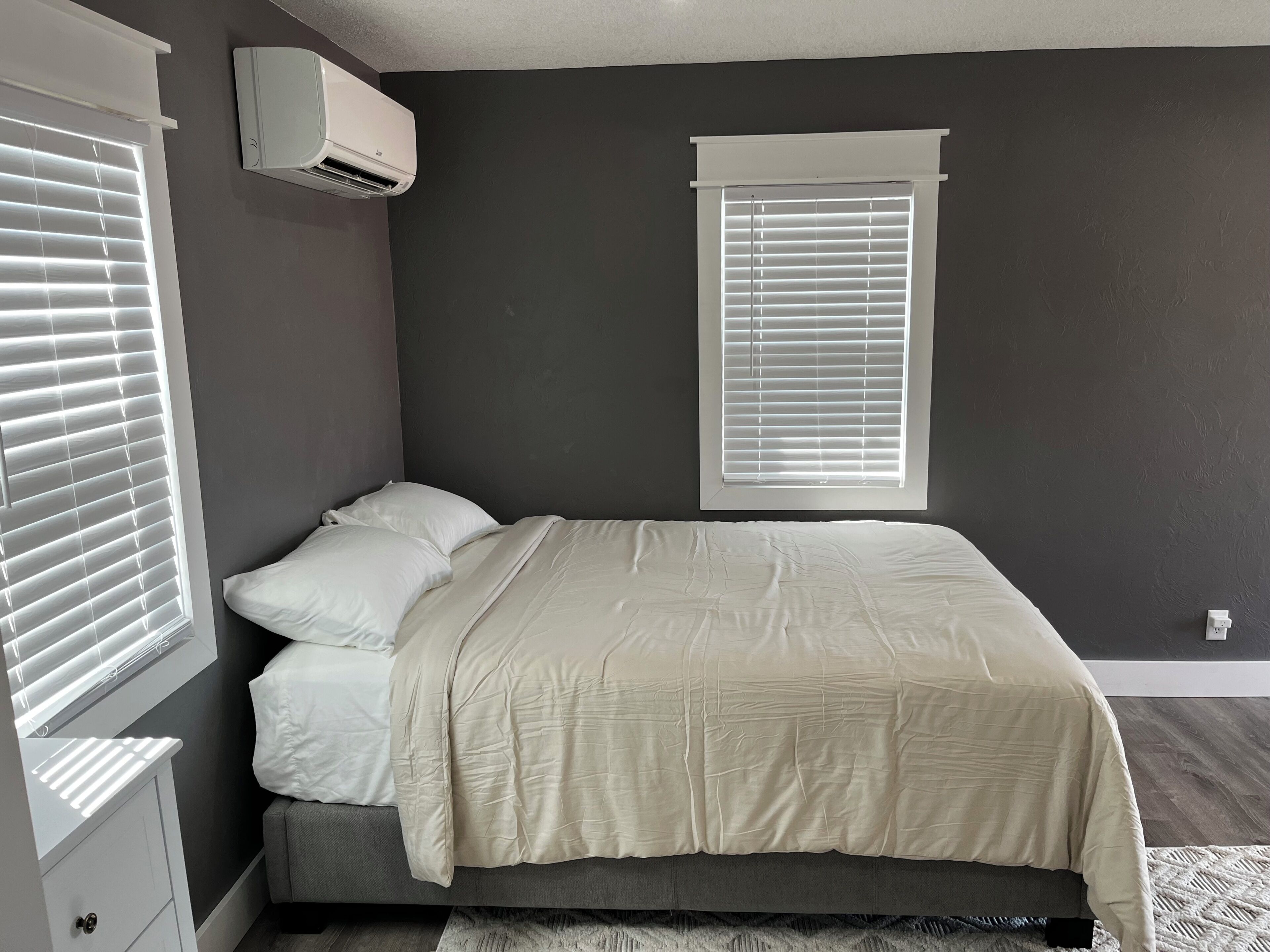 1 dormitorio, tabla de planchar con plancha, wifi y ropa de cama