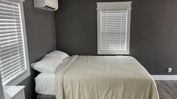 1 dormitorio, tabla de planchar con plancha, wifi y ropa de cama