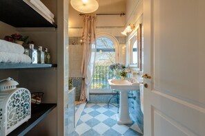 Villa | Bathroom - Farmhouse in Lucca With Pool and Jacuzzi (Capannori)
