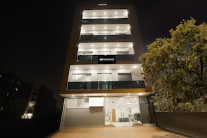 Un edificio de varios pisos con un letrero que dice 'OVO TOWNHOUSE' en la entrada.