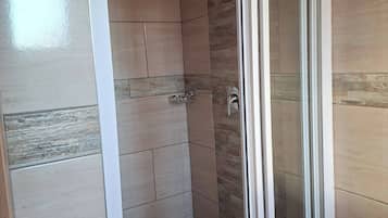 Douche, serviettes fournies