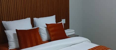 5 bedrooms, iron/ironing board, Internet, bed sheets
