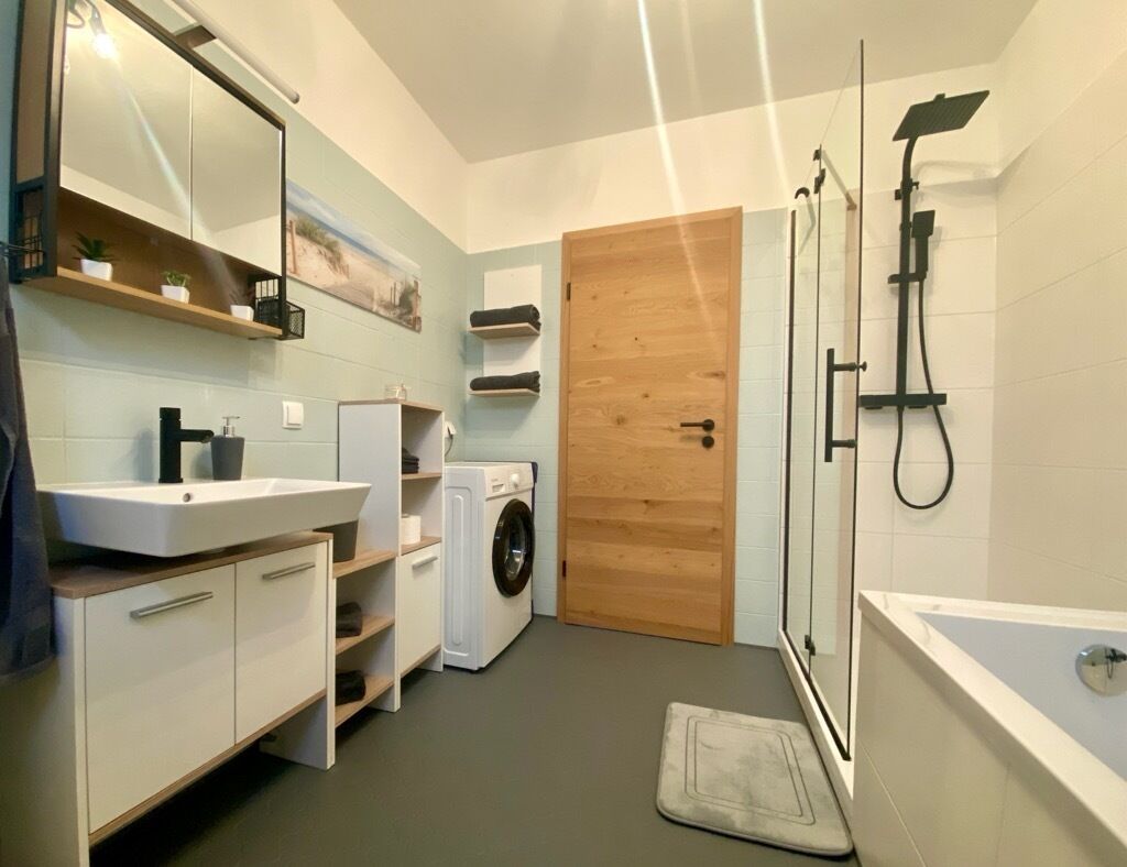 Haartrockner, Handtücher, Seife, Toilettenpapier