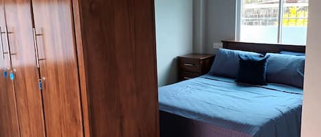 1 habitación, escritorio, wifi gratis y ropa de cama