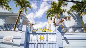 Une entrée sécurisée donnant accès à un complexe résidentiel appelé « CASA DE COMPA ».