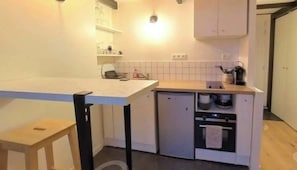 A compact kitchen with a small countertop, a dishwasher, and a built-in oven. - Private Room in a Shared Apartment - Lyon 2nd (Lyon)