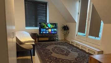 3 habitaciones, tabla de planchar con plancha, internet y ropa de cama