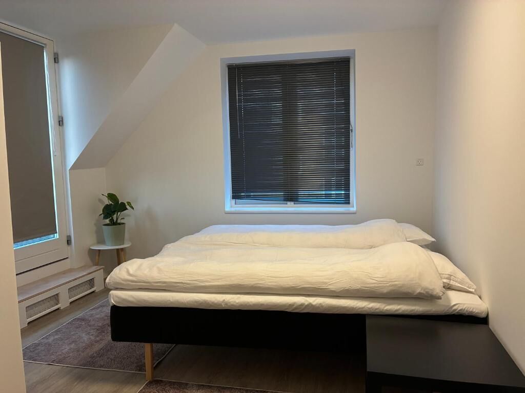 3 bedrooms, iron/ironing board, internet, bed sheets