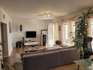 Téléviseur, foyer, livres, chaßne audio
