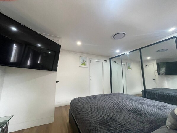 Iron/ironing board, internet, bed sheets
