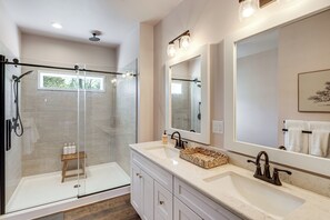 Bathroom - 3 Mi to New River Gorge NP! Rafting & Hiking Hub (Fayetteville)