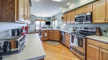 Fridge, microwave, stovetop, dishwasher