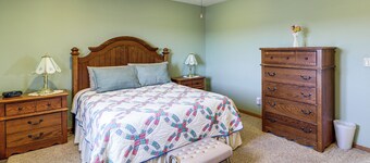 < 1 Mi to Calamus Lake! Group Adventure Base