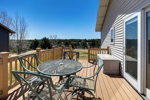 < 1 Mi to Calamus Lake! Group Adventure Base