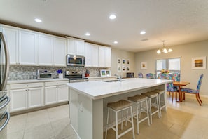Fridge, microwave, stovetop, dishwasher - Nature, Disney & More! Family Home in Groveland (Groveland)