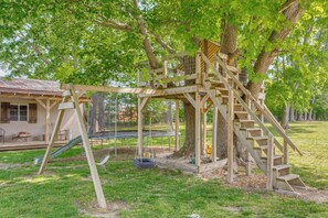 Children’s area - Covered Patio, Fire Pit & Grills: Olmstead Getaway (Olmstead)