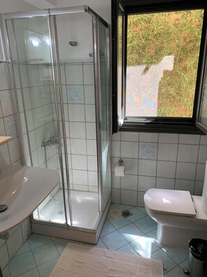 Shower, towels, soap, toilet paper - (Lixouri)